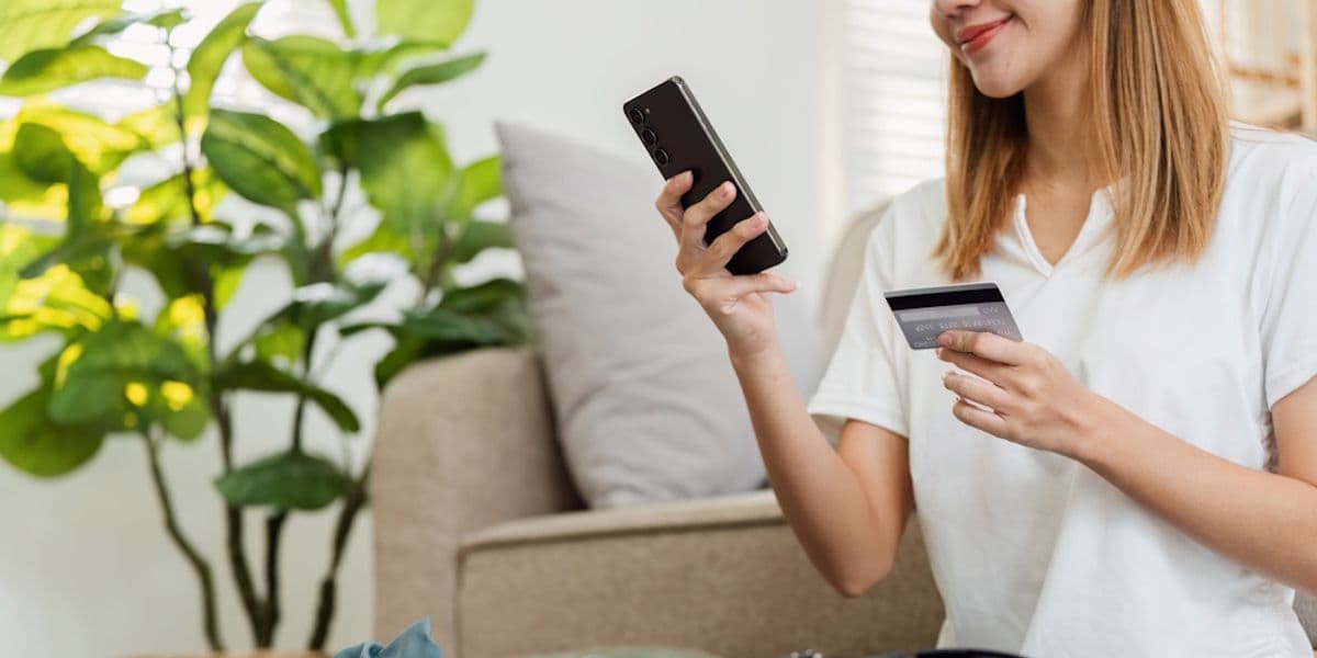 Woman20using20credit20card20to20book20travel.jpg