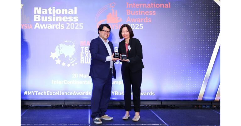 1744066899 indy lau chief operating officer of moomoo malaysia on stage receiving the malaysia technology exce.jpeg