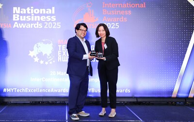 Indy lau chief operating officer of moomoo malaysia on stage receiving the malaysia technology exce.jpeg