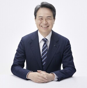 Shinhan Financial Group Chairman Jin Ok-dong pledges to undertake a major AI transformation. 3418 5438 2854 v150.jpg