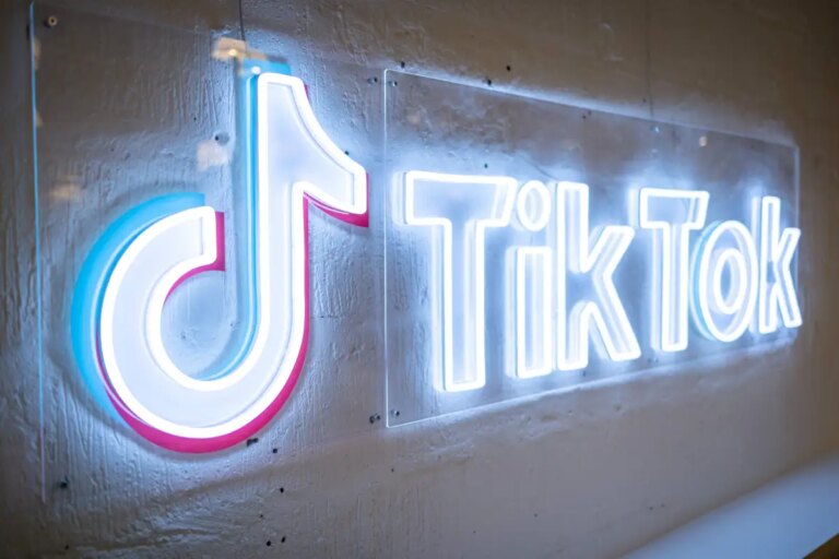 Tiktok logo neon.jpg